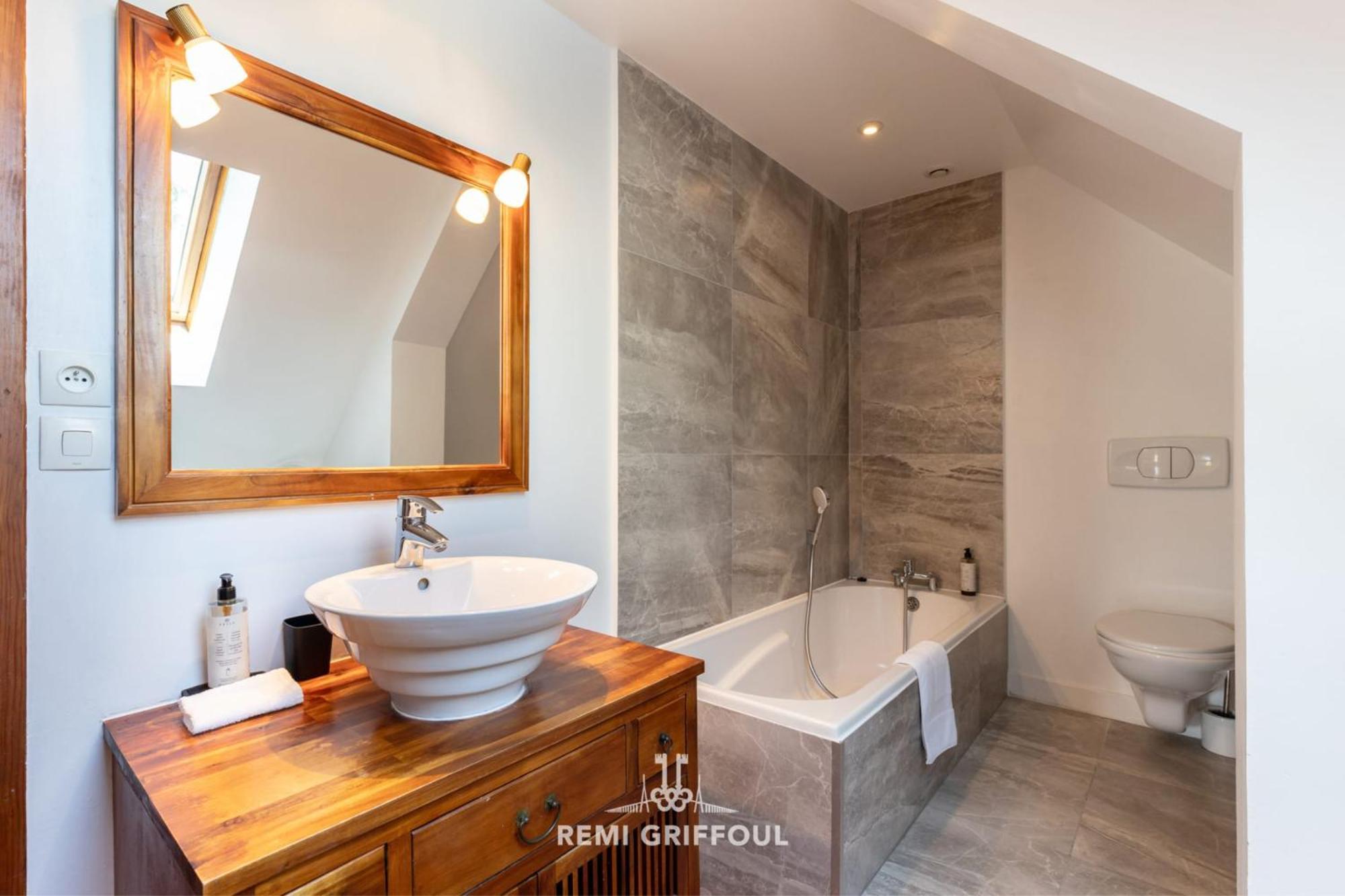 Eva - Magnificent With Garden - 10 Pax Villa *